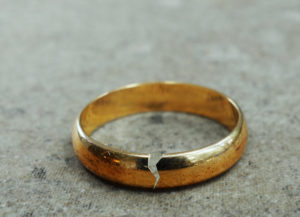Understanding Collaborative Divorce in Florida Cracked gold wedding ring